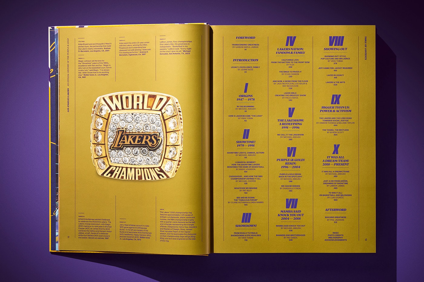 Lakers kitabı içinde şampiyonluk yüzüğü ve unvan listesi