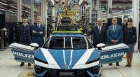 Mavi beyaz polis renklerindeki Lamborghini Temerario Polizia ve ekipler