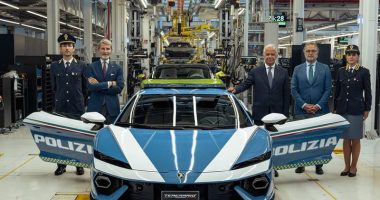 Mavi beyaz polis renklerindeki Lamborghini Temerario Polizia ve ekipler