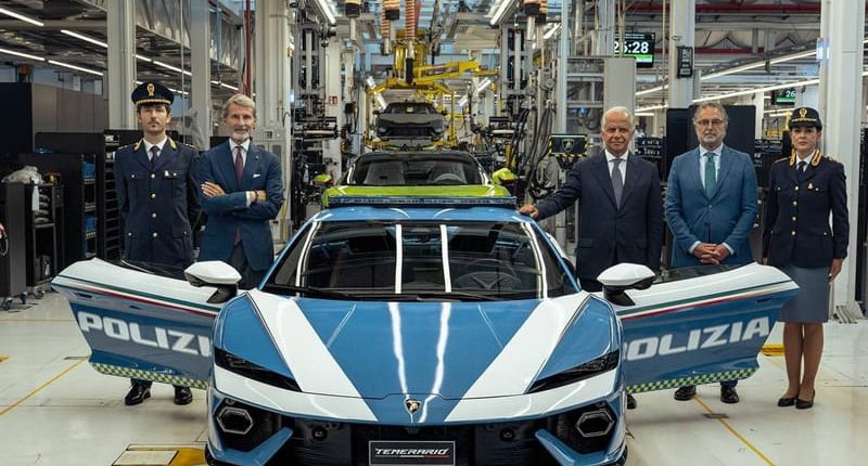 Mavi beyaz polis renklerindeki Lamborghini Temerario Polizia ve ekipler