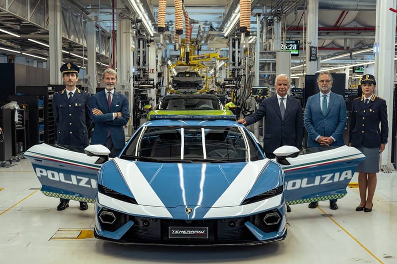 Mavi beyaz polis renklerindeki Lamborghini Temerario Polizia ve ekipler