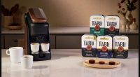 Lavazza Tablì makinesi ve beş farklı kahve kutusu bir arada