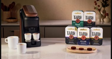 Lavazza Tablì makinesi ve beş farklı kahve kutusu bir arada