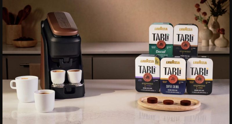Lavazza Tablì makinesi ve beş farklı kahve kutusu bir arada