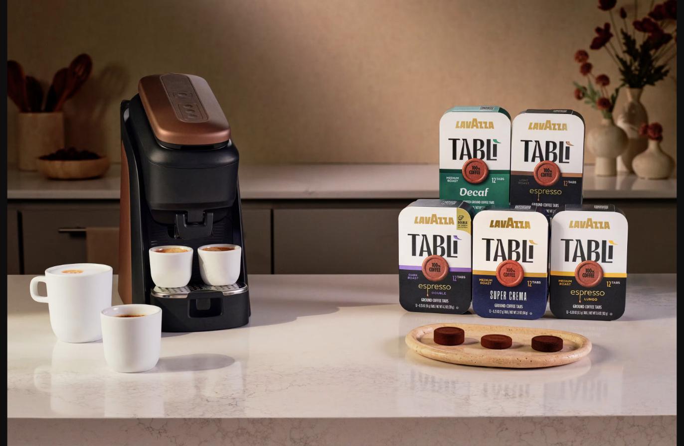 Lavazza Tablì makinesi ve beş farklı kahve kutusu bir arada