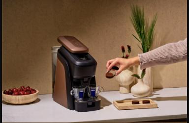 Lavazza Tablì makinesine yerleştirilmek üzere tutulan kahve tableti