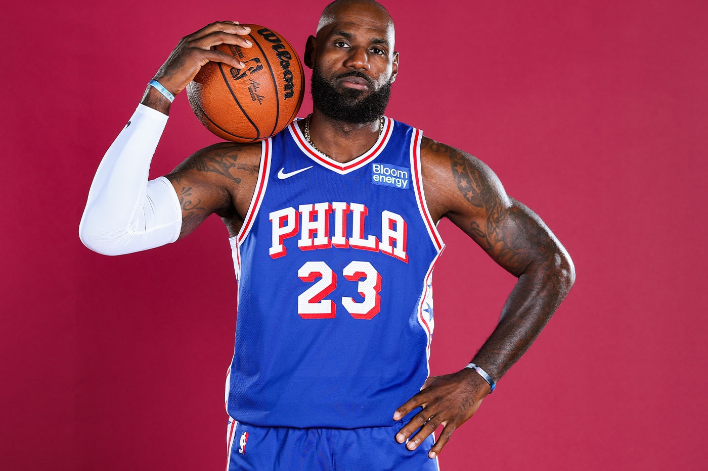 LeBron James 76ers formasıyla medya gününde
