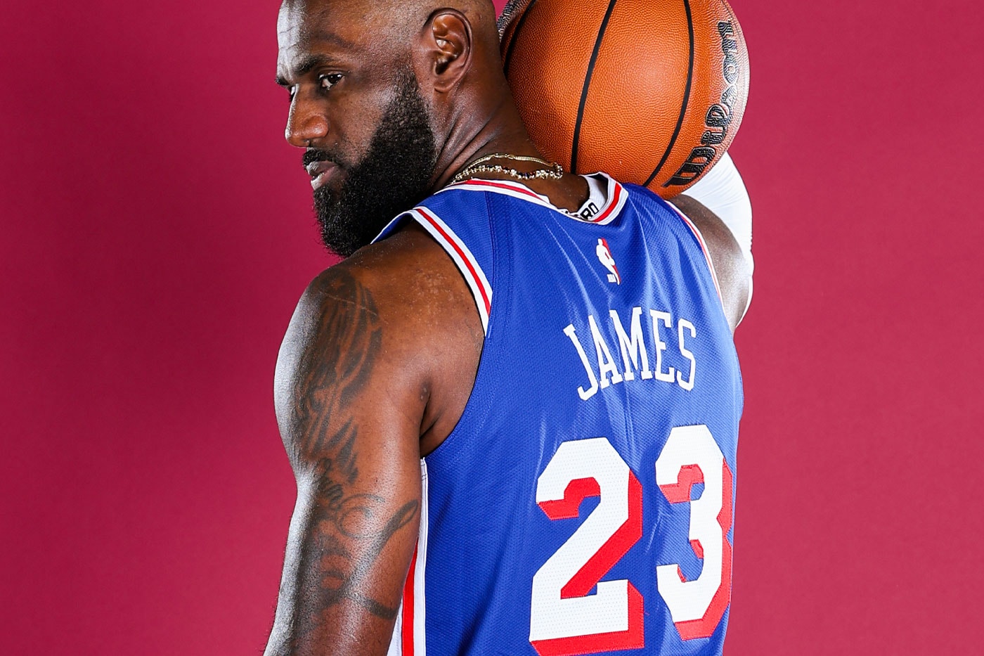 Sırtında James ve 23 yazan Philadelphia 76ers forması