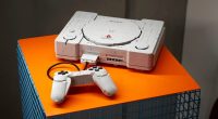 LEGO PlayStation setinin tamamlanmış konsolu ve kumandası