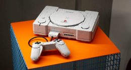 LEGO PlayStation setinin tamamlanmış konsolu ve kumandası