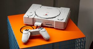 LEGO PlayStation setinin tamamlanmış konsolu ve kumandası