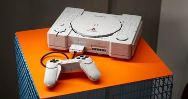 LEGO PlayStation setinin tamamlanmış konsolu ve kumandası