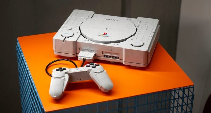 LEGO PlayStation setinin tamamlanmış konsolu ve kumandası