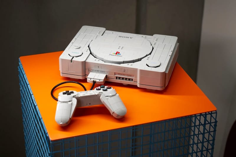LEGO PlayStation setinin tamamlanmış konsolu ve kumandası