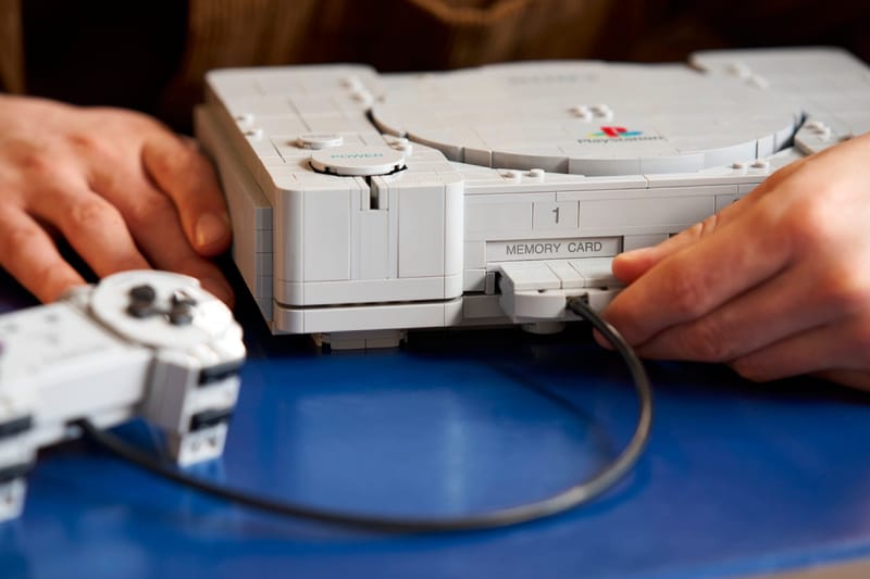 LEGO PlayStation konsoluna kumanda kablosunu takan eller