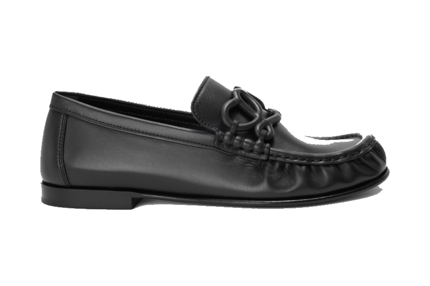 Siyah loaferın yandan görünümü