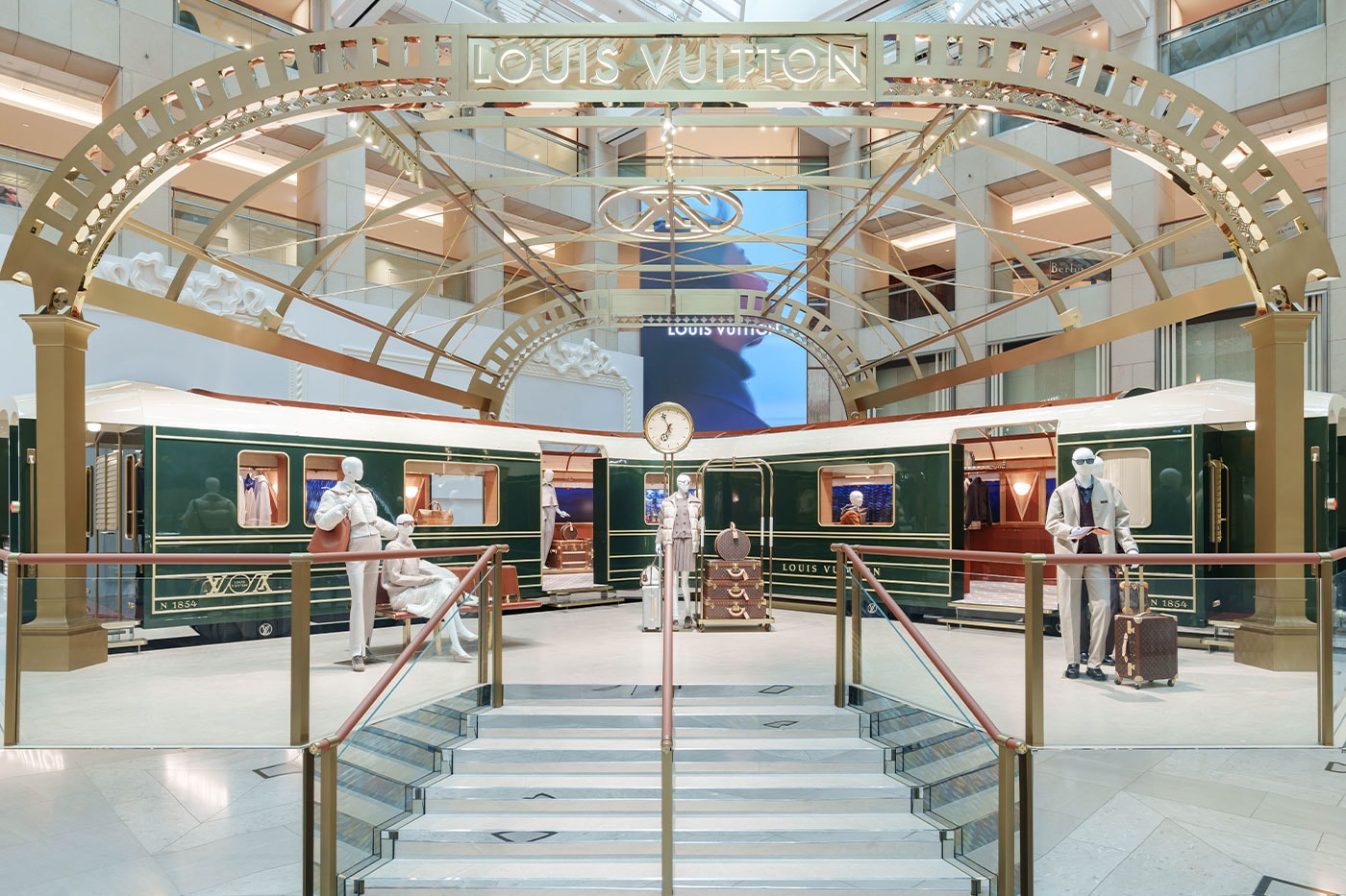Tren formunda kurgulanan Louis Vuitton pop-up
