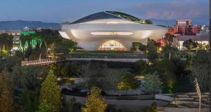 Lucas Museum of Narrative Art binası akşam ışığında, Exposition Park içinde