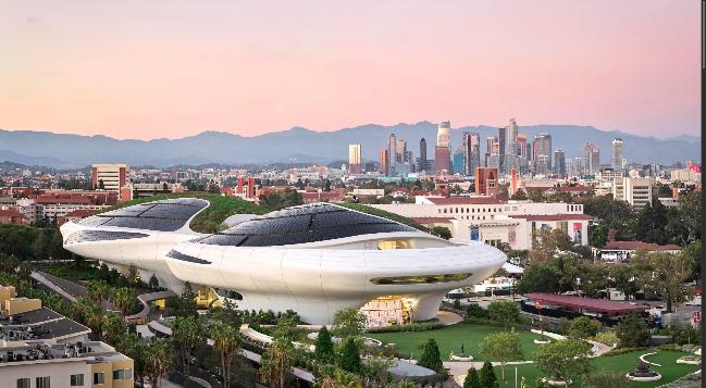 Müzenin çatısındaki güneş panelleri ve arkada Los Angeles silueti