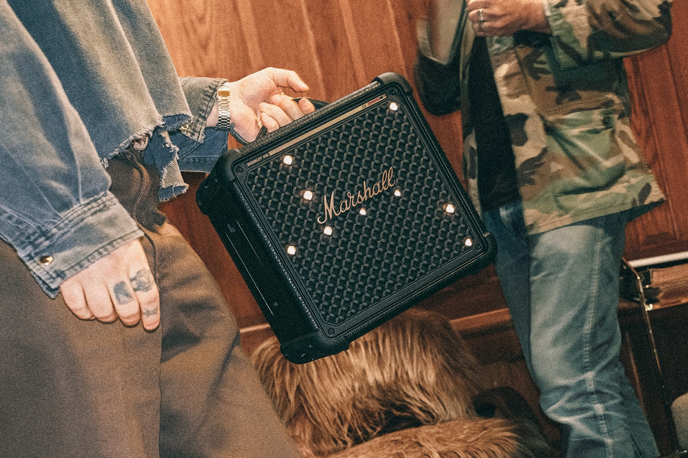 Marshall Bromley 150'yi taşıyan kişi