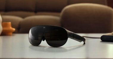 Meta Connect 2026’da tanıtılan Meta VR Glasses masanın üzerinde