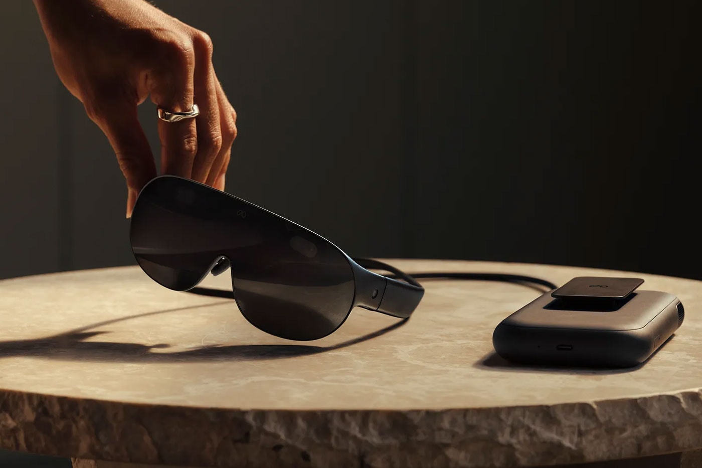 Meta VR Glasses ve kabloyla bağlı işlem birimi