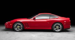 Michael Jordan'ın Rosso Barchetta renkli Ferrari 550 Maranello modelinin yan görünümü