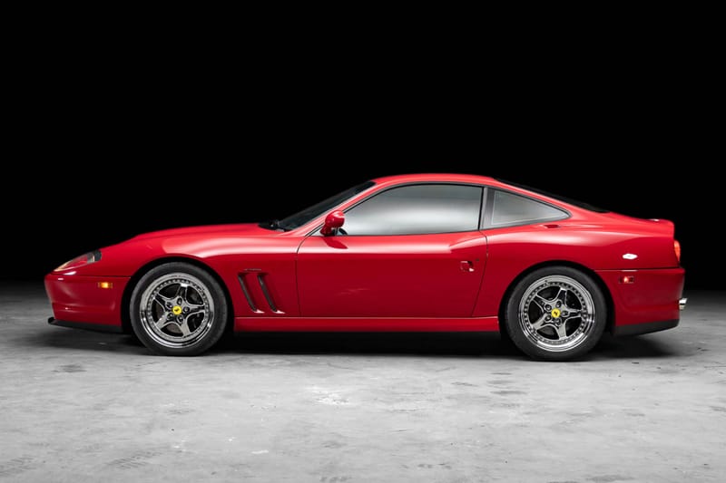 Michael Jordan'ın Rosso Barchetta renkli Ferrari 550 Maranello modelinin yan görünümü