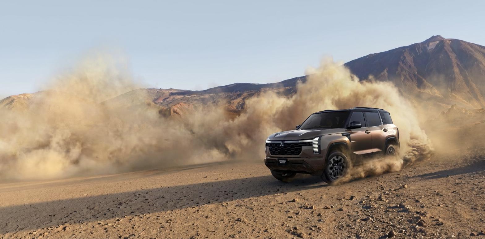 Mitsubishi Pajero ailesi arazide toz bulutu kaldırırken