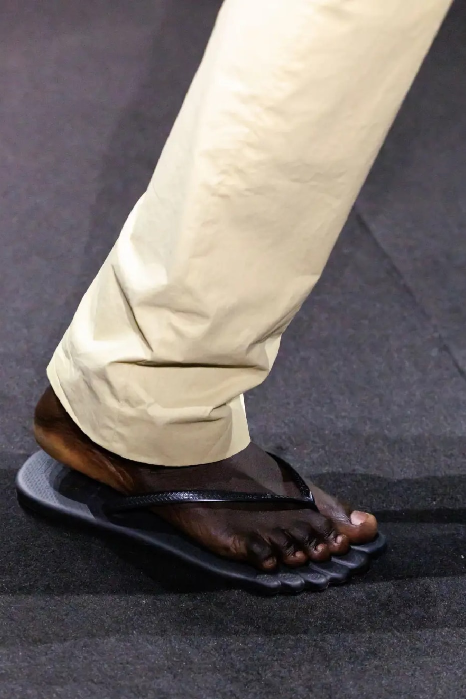 Altıncı parmak yuvalı siyah Slim 6Toe