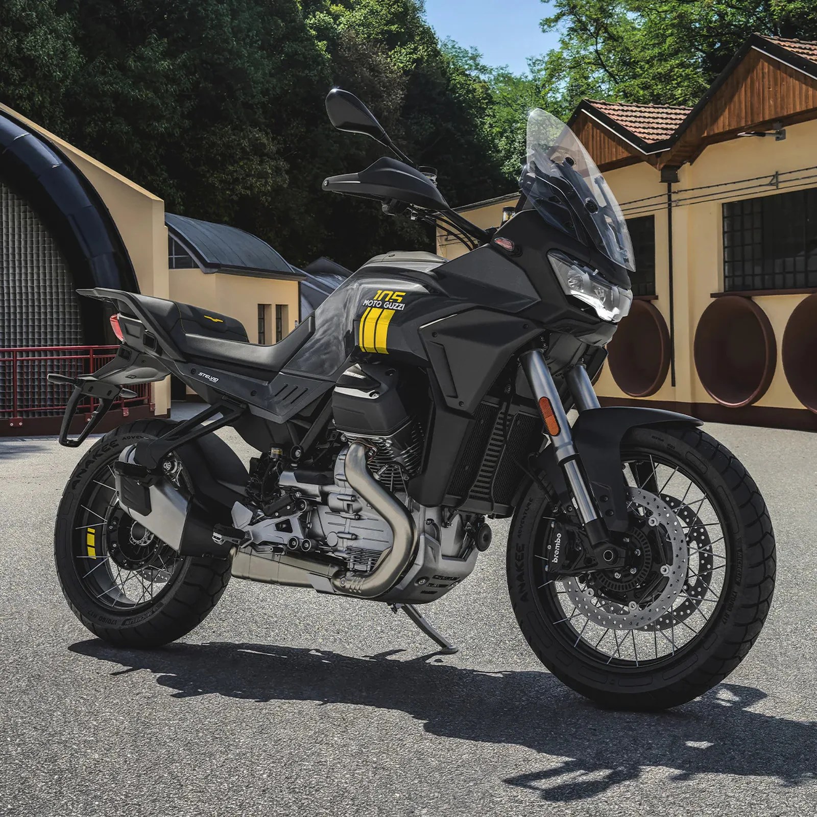 Moto Guzzi 105. yıl serisinden V7 Stone