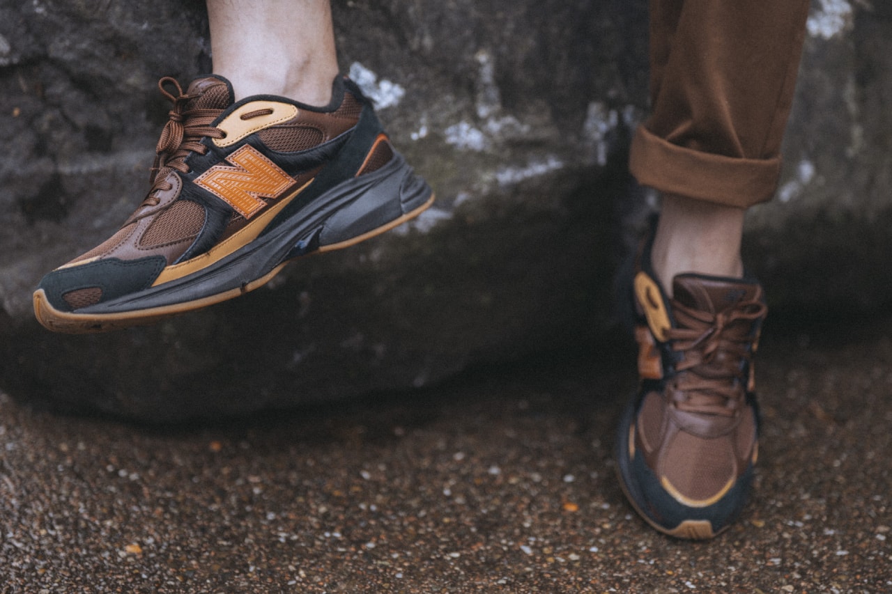 Kayalıklar üzerinde LM.RT imzalı sneaker