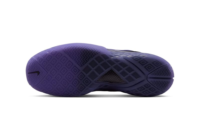 Kobe 3 Low Protro modelinin yarı saydam mor dış tabanı