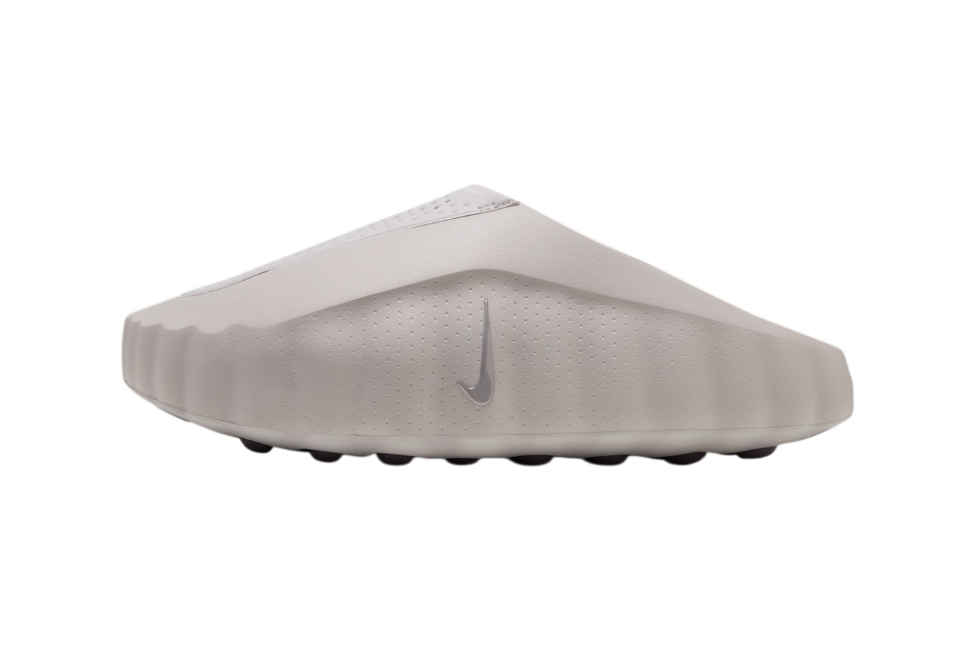 Yandan görünüm, gri Swoosh ve dalgalı taban