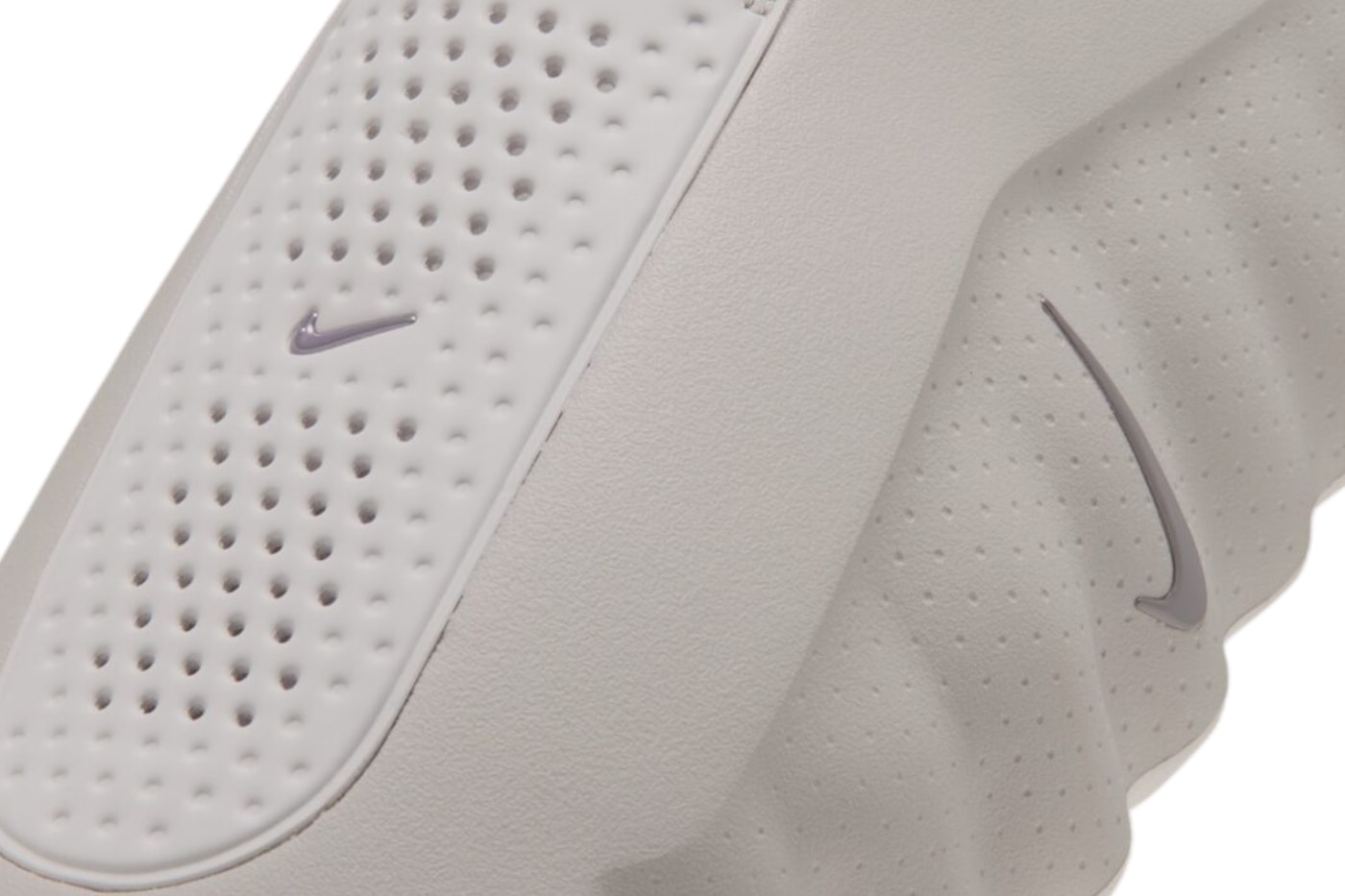 Perforasyonlu üst yüzey ve metalik Swoosh