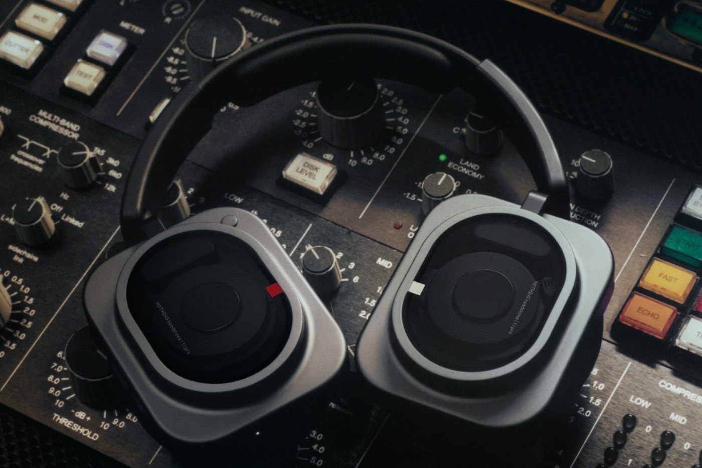 Miks masası üzerinde Nothing Headphone (1) Pro