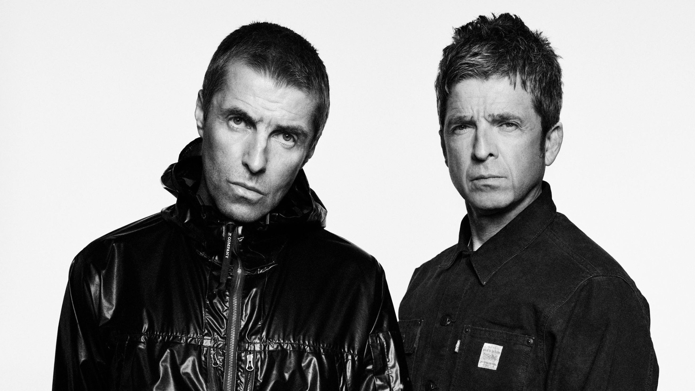 Oasis belgeseli için çekilen siyah beyaz portrede Liam ve Noel Gallagher