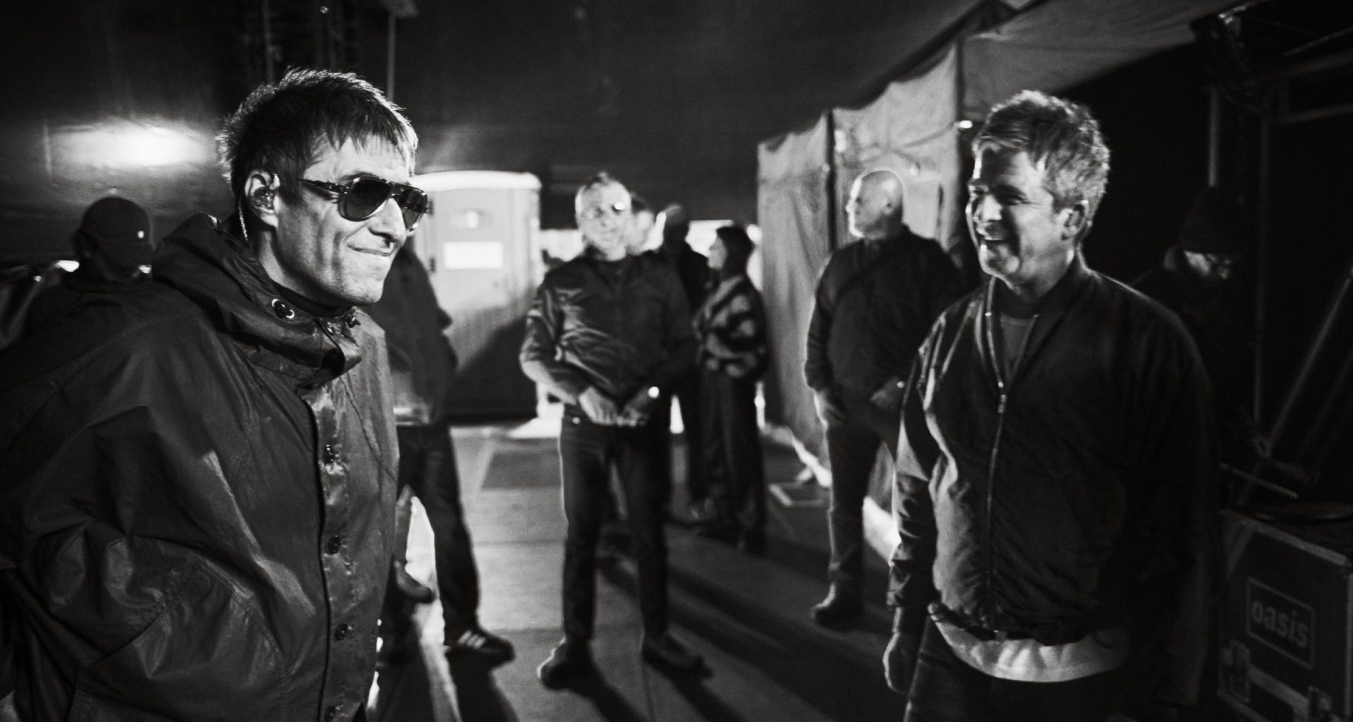 Oasis belgeseli: Liam ve Noel Gallagher stadyum kalabalığının önünde sahnede sarılıyor