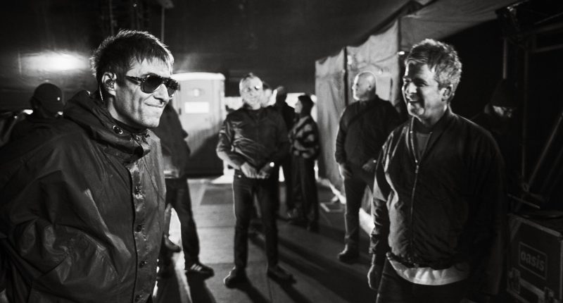 Oasis belgeseli: Liam ve Noel Gallagher stadyum kalabalığının önünde sahnede sarılıyor