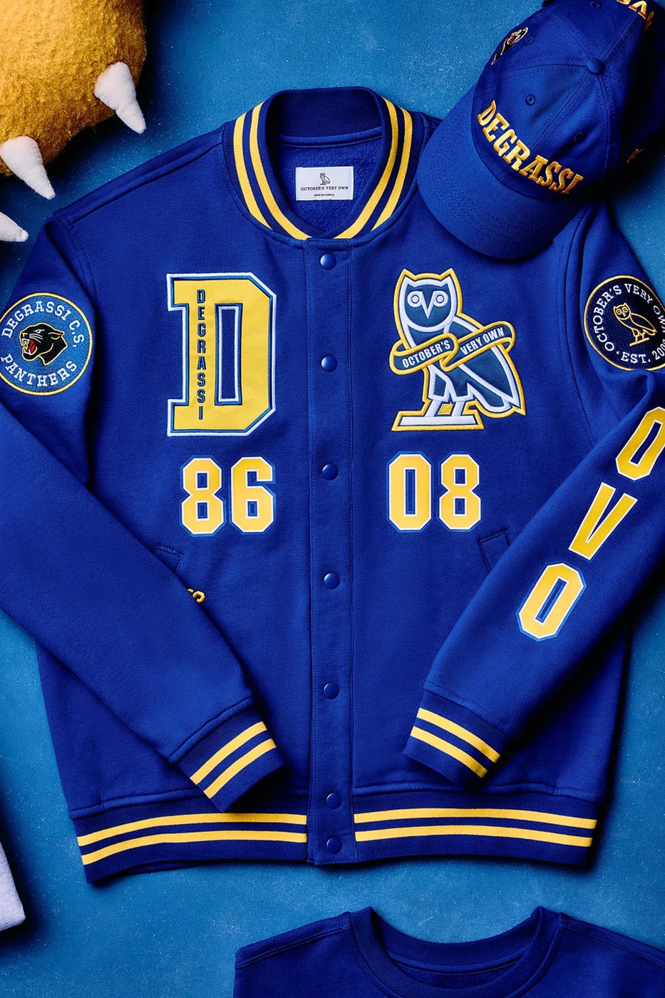 Mavi varsity ceket ve Degrassi şapkası