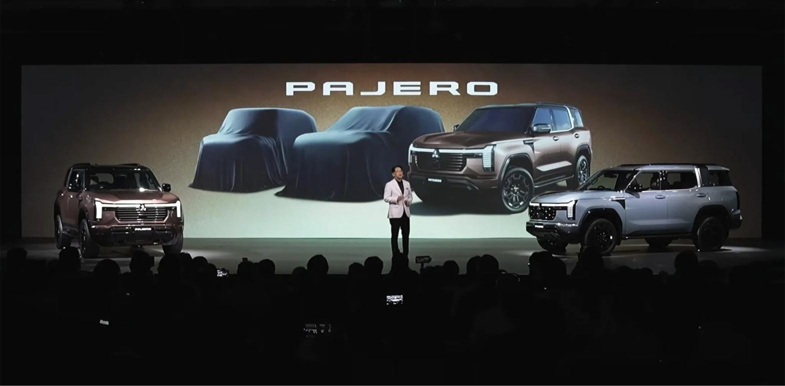 Mitsubishi Pajero ailesi tanıtımında sahnedeki iki örtülü model silueti