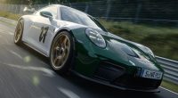 Yeşil koruyucu filmli Porsche 911 GT3 100 Jahre Nürburgring pistte
