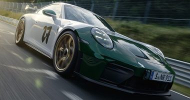 Yeşil koruyucu filmli Porsche 911 GT3 100 Jahre Nürburgring pistte