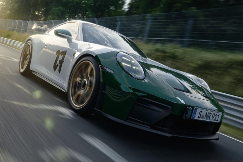 Yeşil koruyucu filmli Porsche 911 GT3 100 Jahre Nürburgring pistte