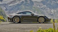 Alp manzarası önünde duran Valleygreenmetallic renkli Porsche 911 GT3 Bergsport