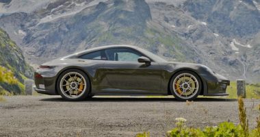 Alp manzarası önünde duran Valleygreenmetallic renkli Porsche 911 GT3 Bergsport