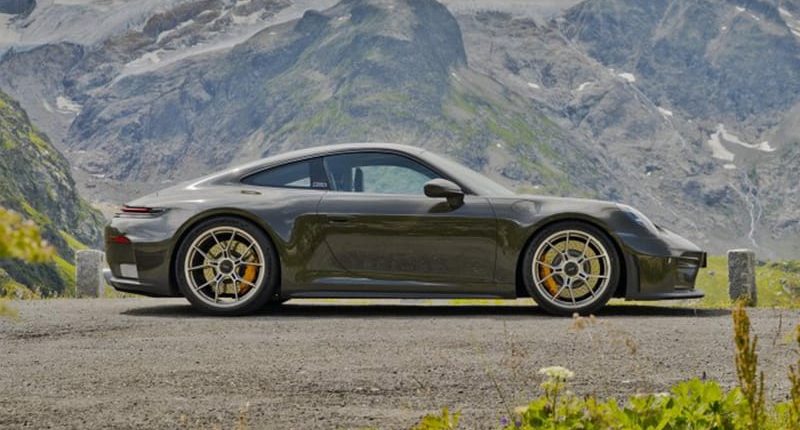 Alp manzarası önünde duran Valleygreenmetallic renkli Porsche 911 GT3 Bergsport
