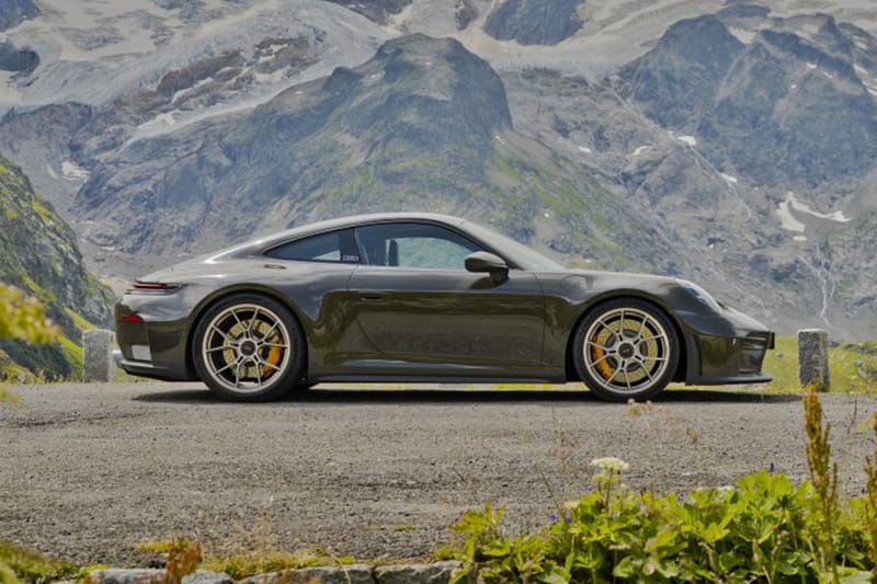 Alp manzarası önünde duran Valleygreenmetallic renkli Porsche 911 GT3 Bergsport