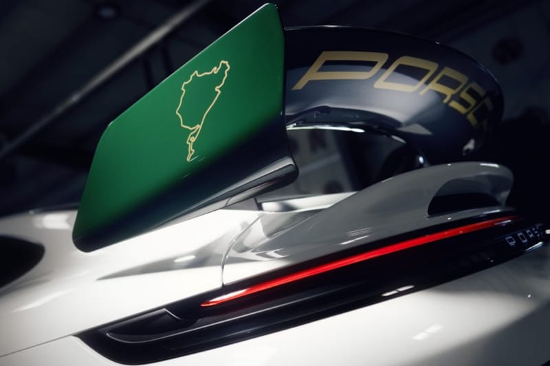 Arka kanat plakasında Nürburgring pist çizimi