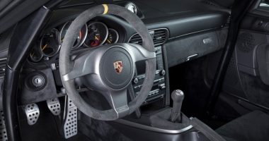 Porsche 911 kokpitinde H düzeni vites kolu ve debriyaj pedalı